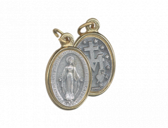 Medaglia dorata con rilievi 
